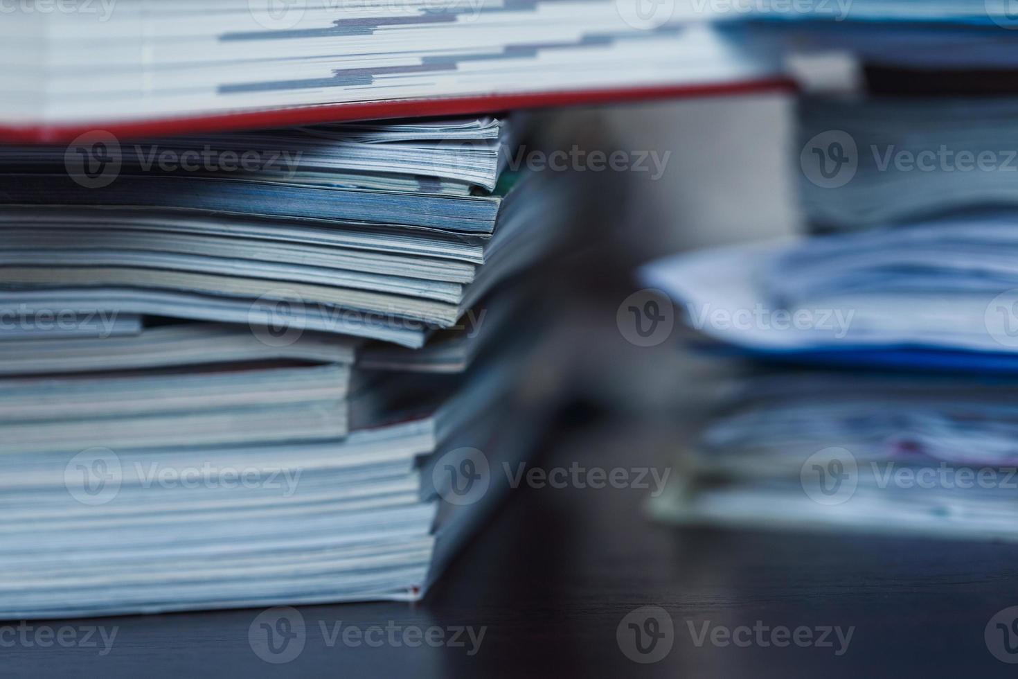 contabilità e le tasse. mucchio di rivista, taccuino e libri avvicinamento foto