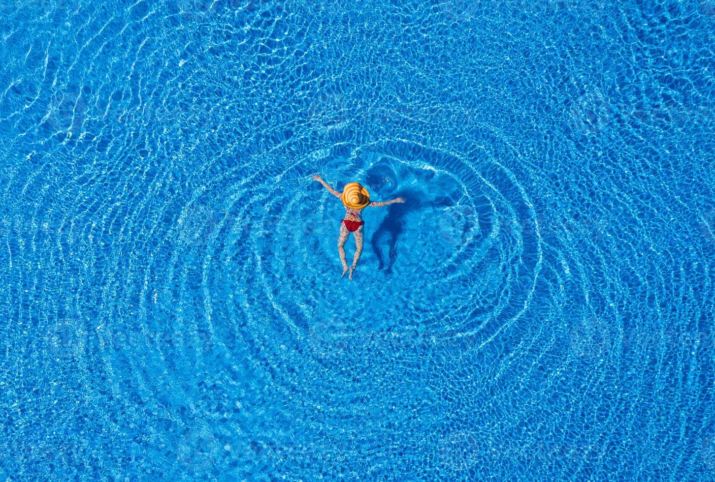 donna galleggiante su il piscina foto