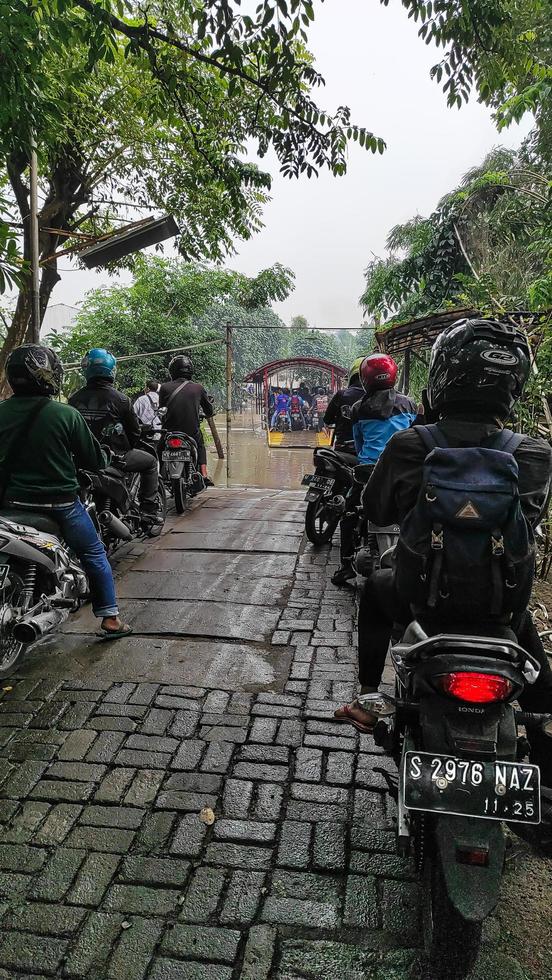 sidoarjo, jawa timor, Indonesia, 2023 - persone liner su Barche per attraversare il fiume foto