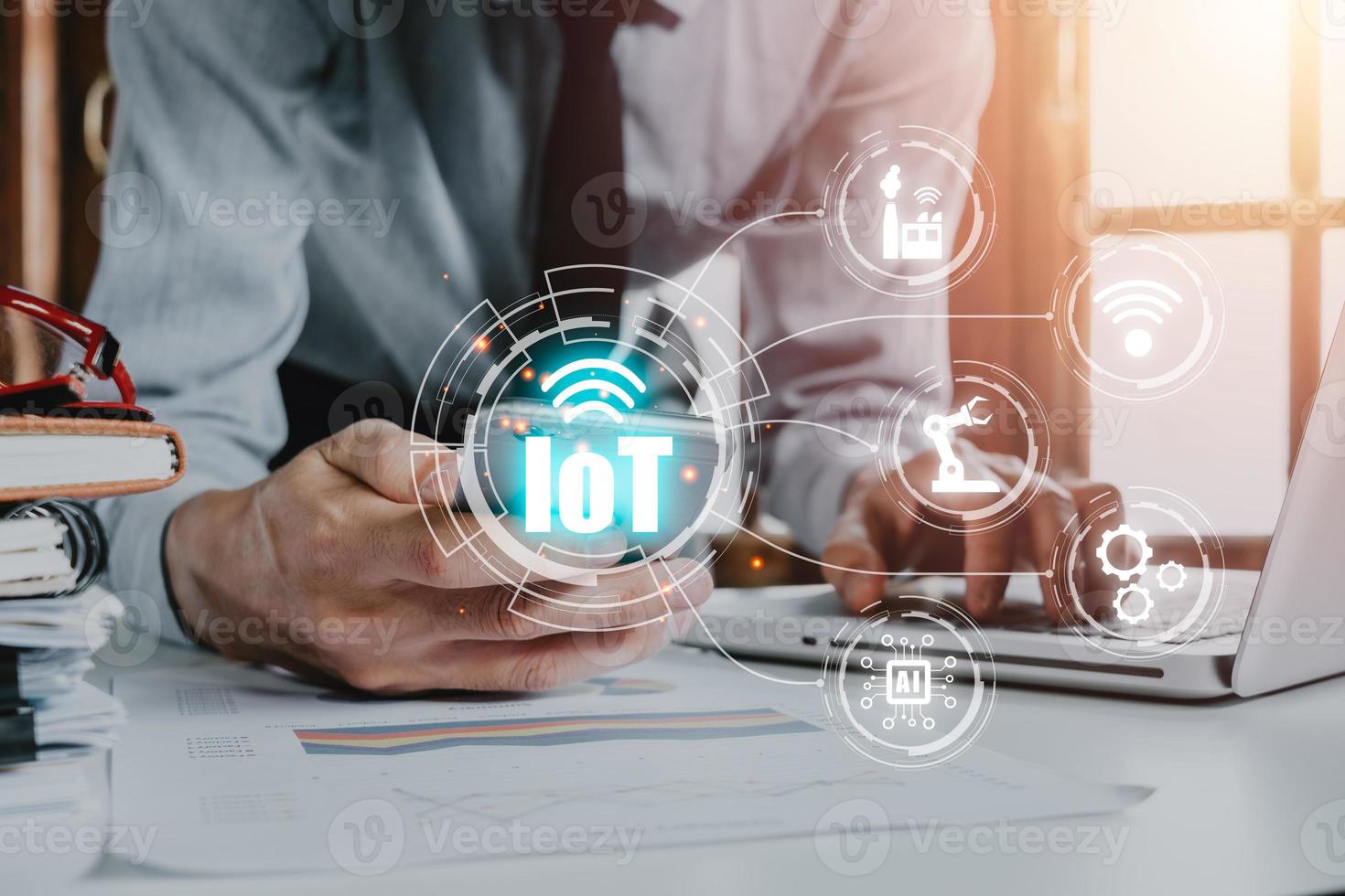 IoT Internet di le cose, persona mano toccante inteligente Telefono con vr schermo Internet di cose icona sfondo, digitale trasformazione, moderno tecnologia concetto. foto