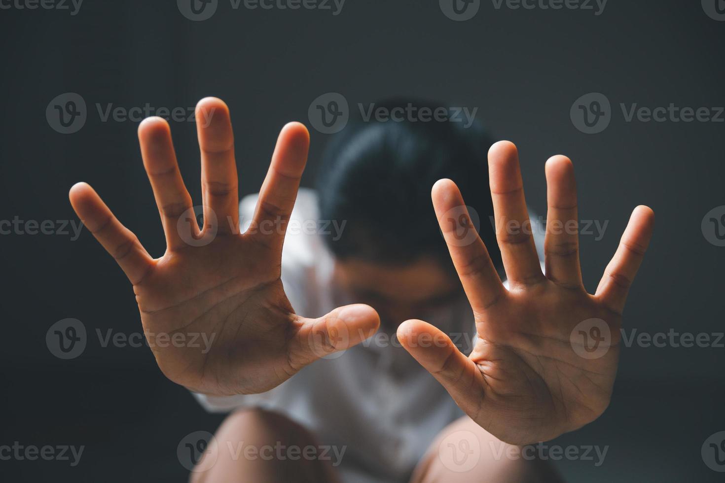 fermare violenza contro donne concetto, internazionale Da donna giorno. femmina mano sollevato nel paura e fermare sessuale molestie. donne siamo depresso di bullismo e abuso. famiglia minaccia foto