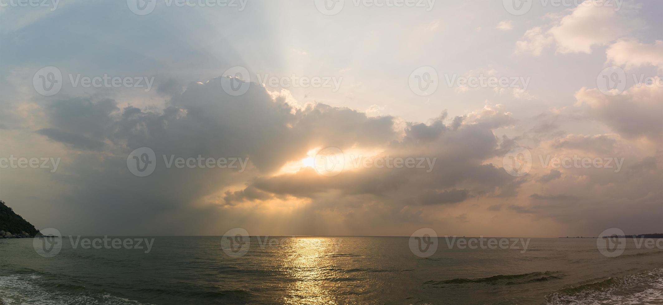tramonto con drammatico nube al di sopra di mare foto