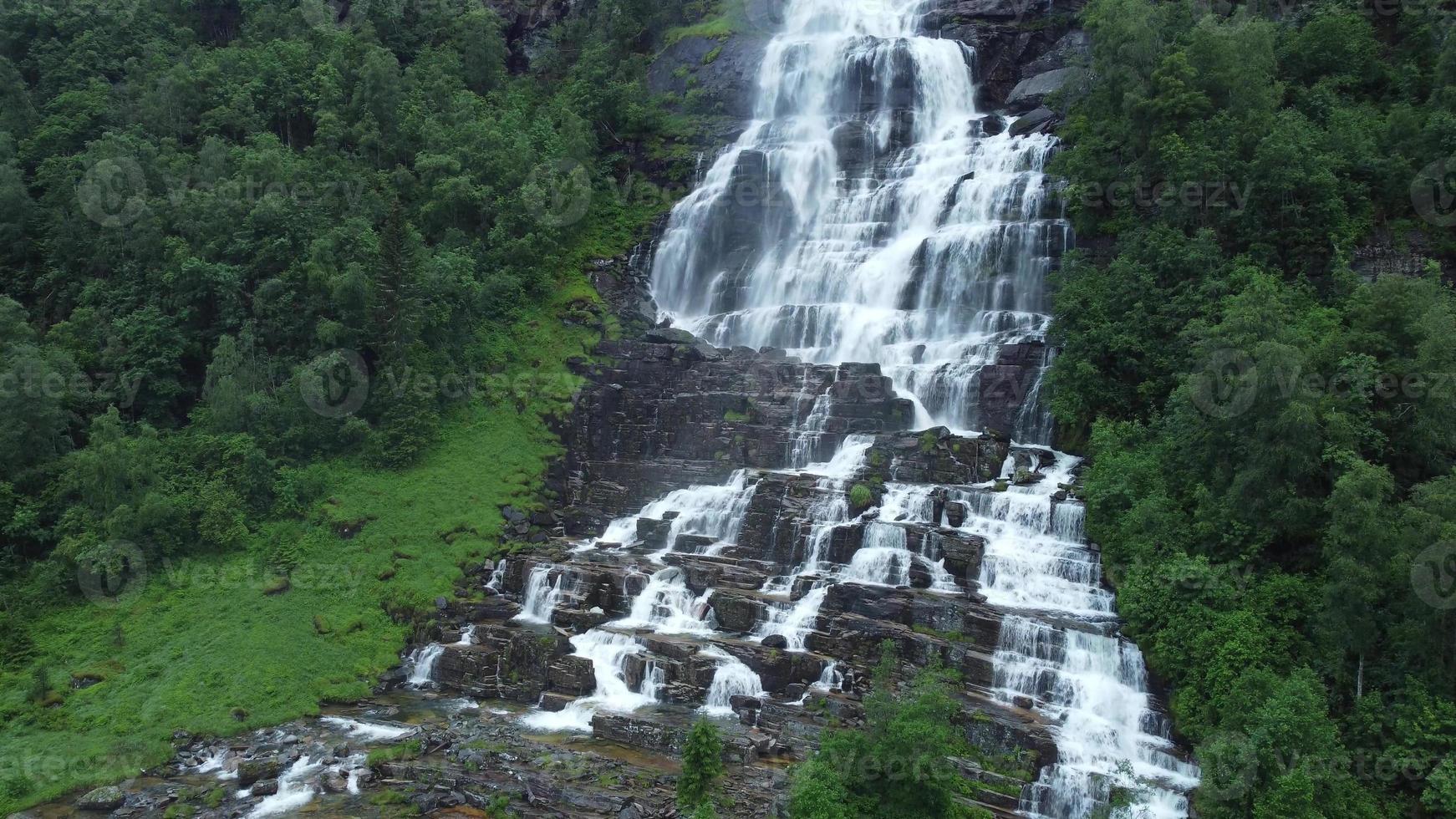 cascata nel montagne. all'aperto natura nel Norvegia foto