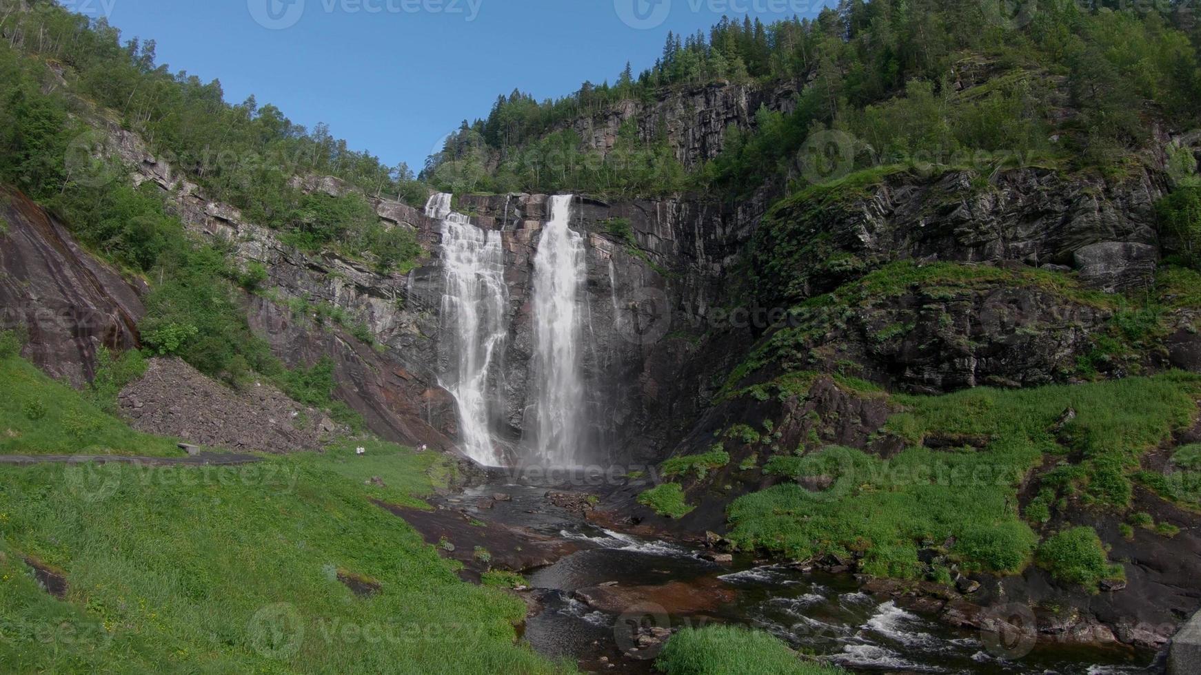 cascata nel montagne. all'aperto natura nel Norvegia foto