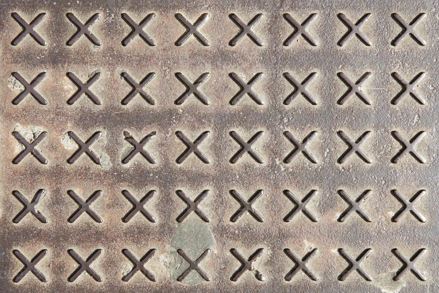 trama della piastra del pavimento in metallo arrugginito con motivo urtato foto