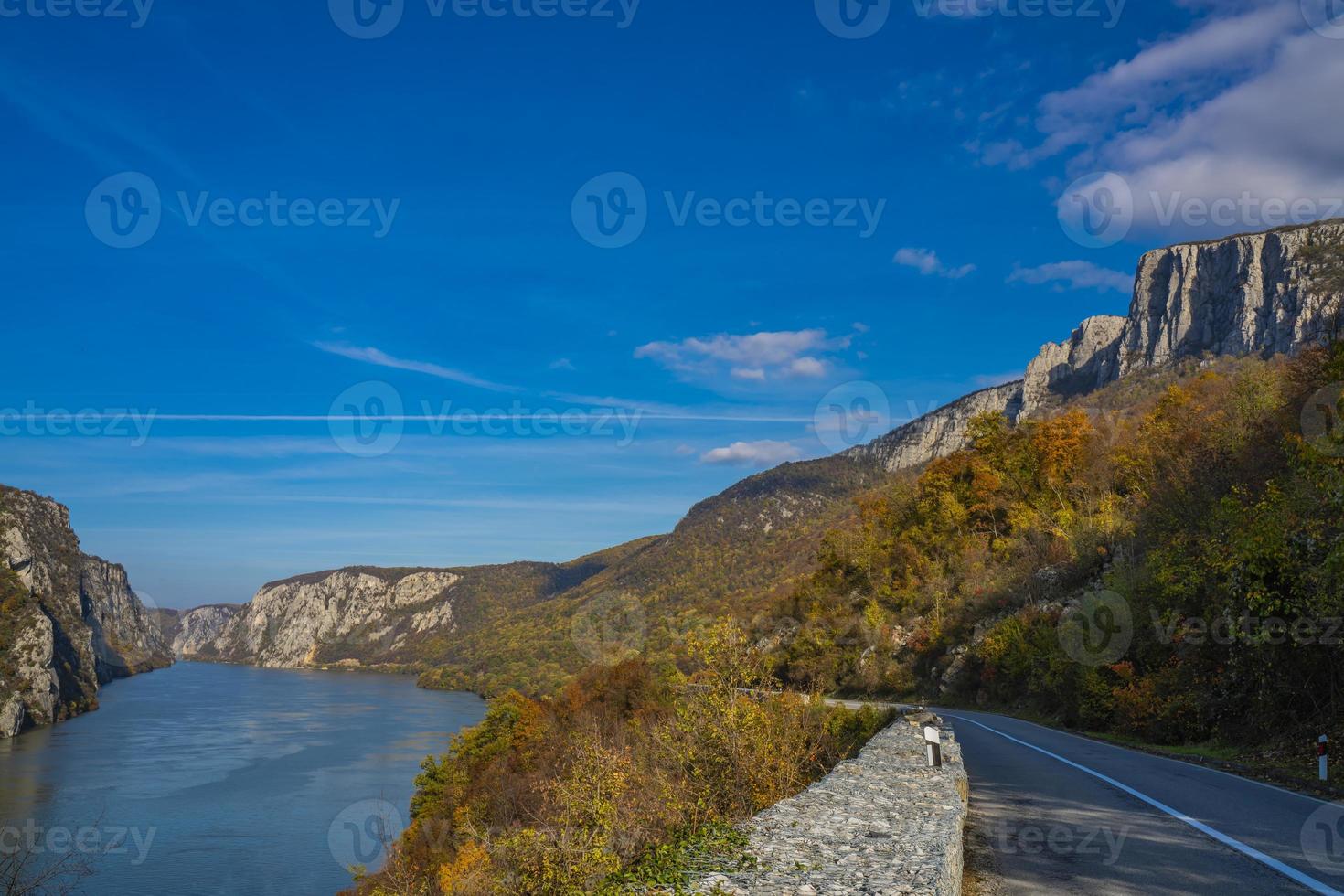 strada nella gola del Danubio a Djerdap sul confine serbo-rumeno foto