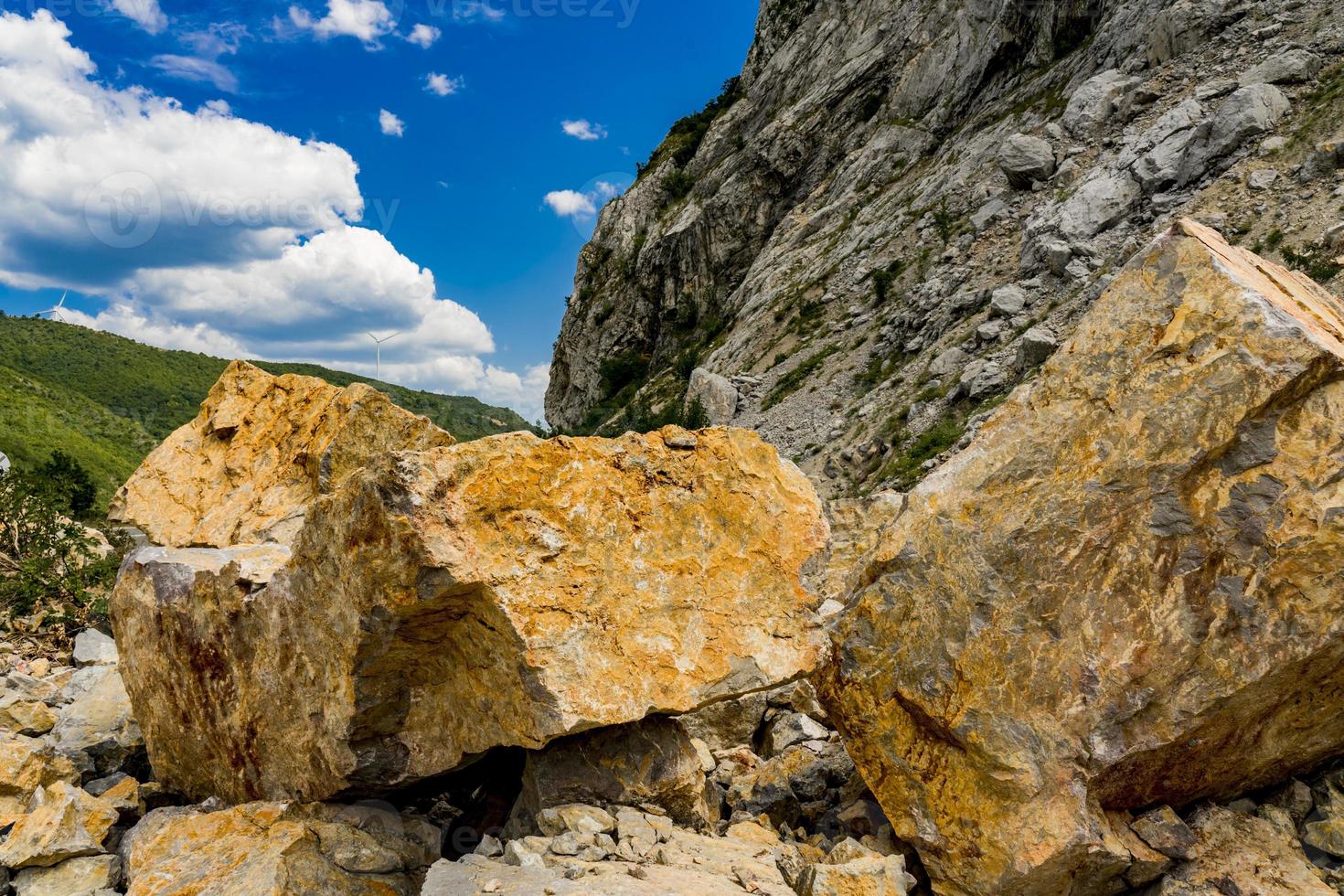 massi di pietra alla gola del Danubio a Djerdap sul confine serbo-rumeno foto