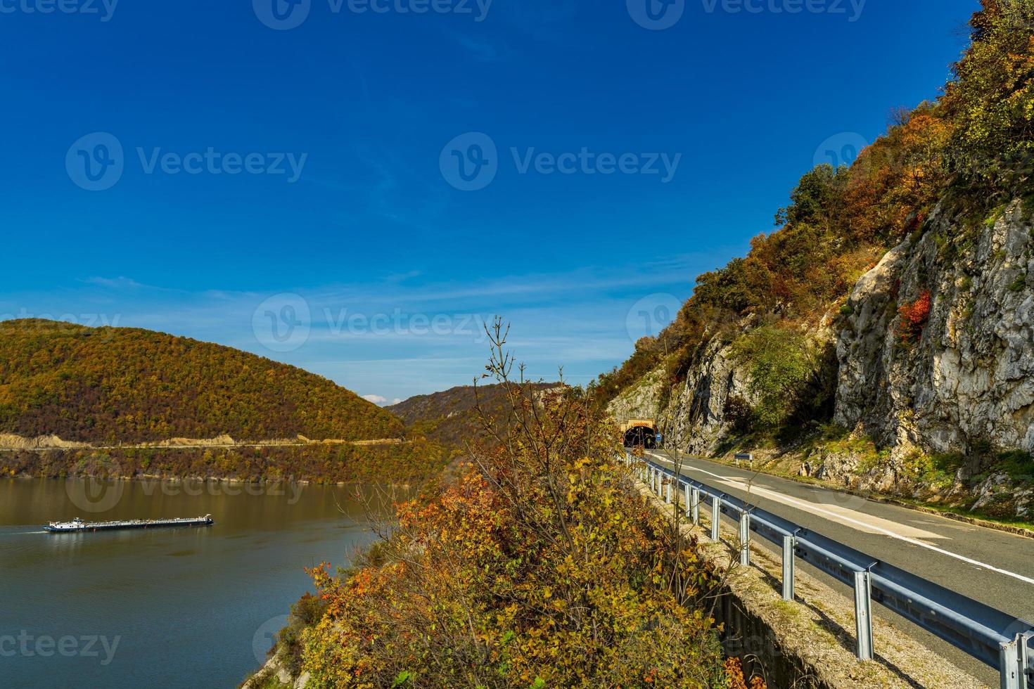 strada nella gola del Danubio a Djerdap sul confine serbo-rumeno foto