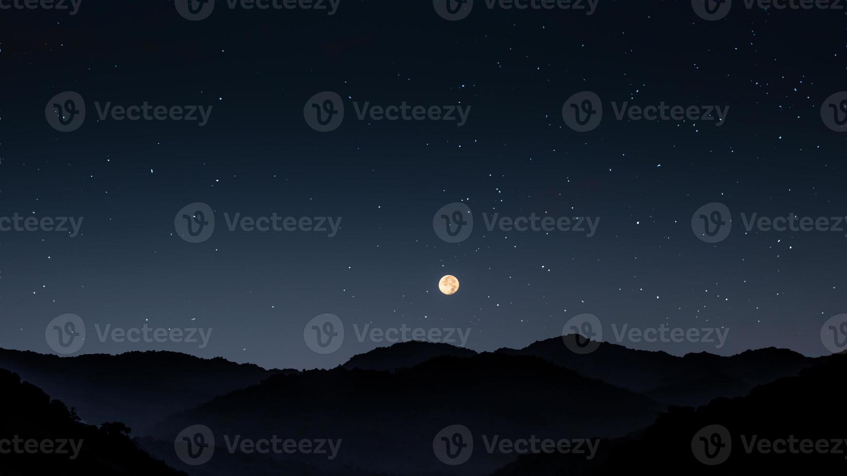 pieno Luna crescente al di sopra di montagna gamma. notte paesaggio a montagna con Luna e stelle foto