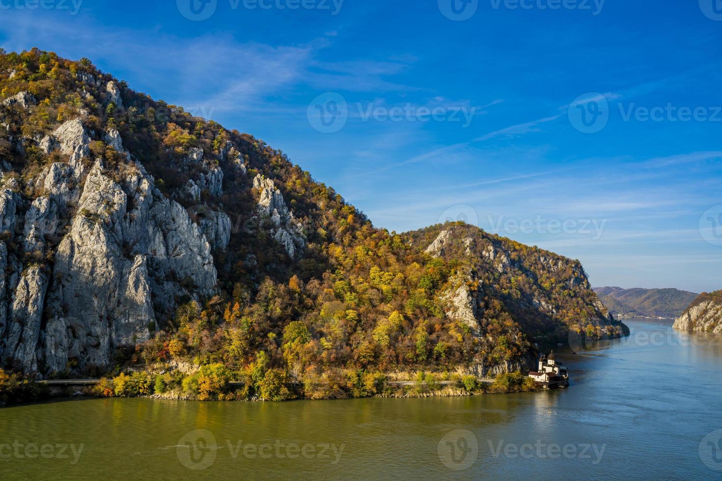 Monastero di mraconia sul lato rumeno della gola del fiume danubio djerdap foto