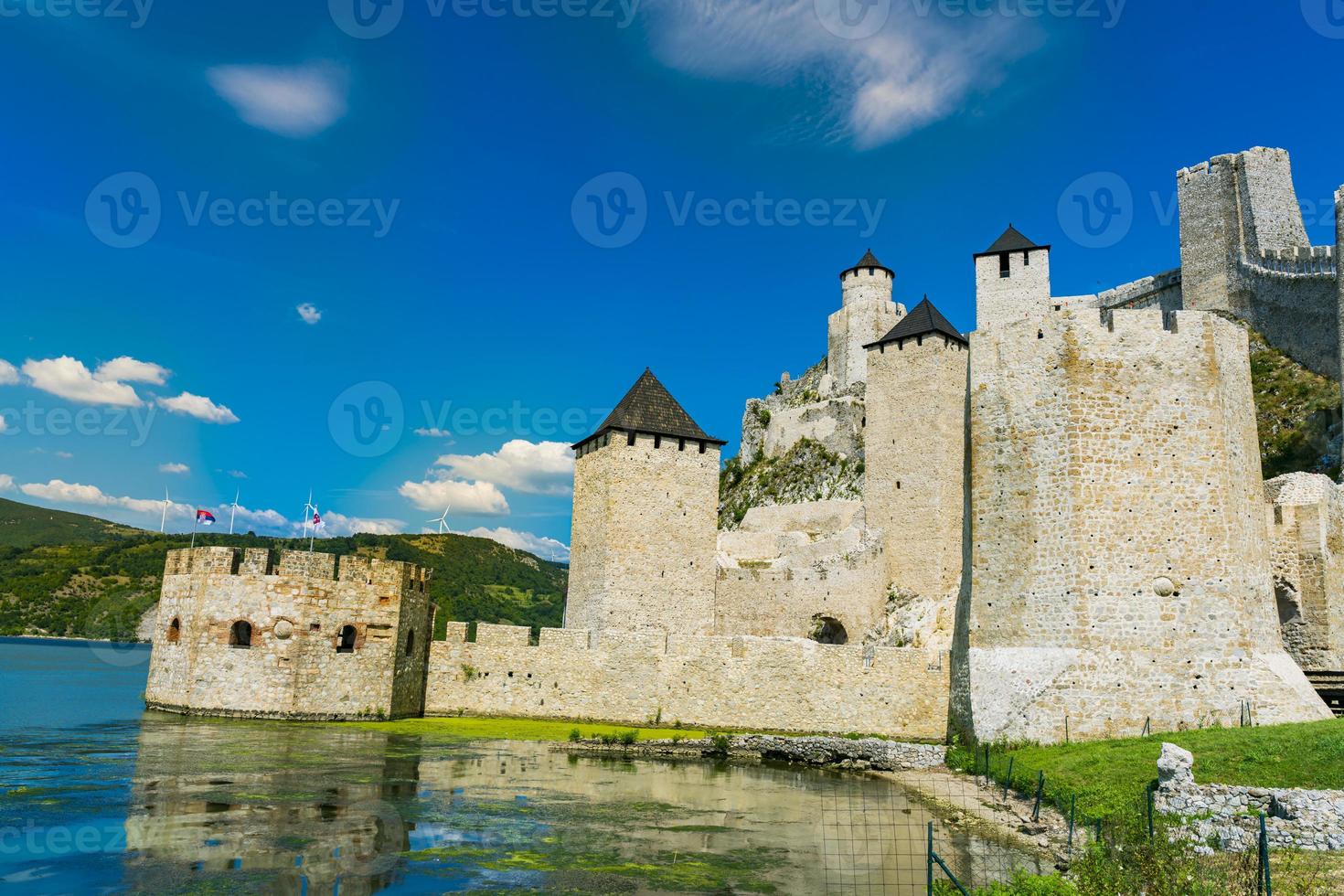 fortezza di golubac in serbia foto