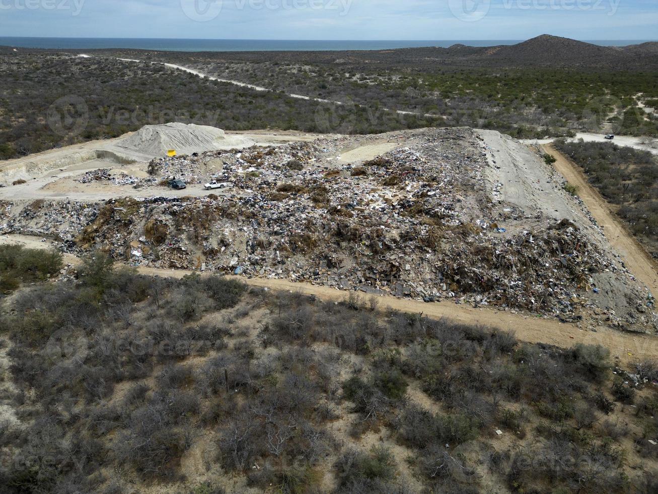 fuco aereo superiore Visualizza grande spazzatura mucchio, spazzatura mucchio nel spazzatura cumulo di rifiuti o discarica montagna spazzatura foto