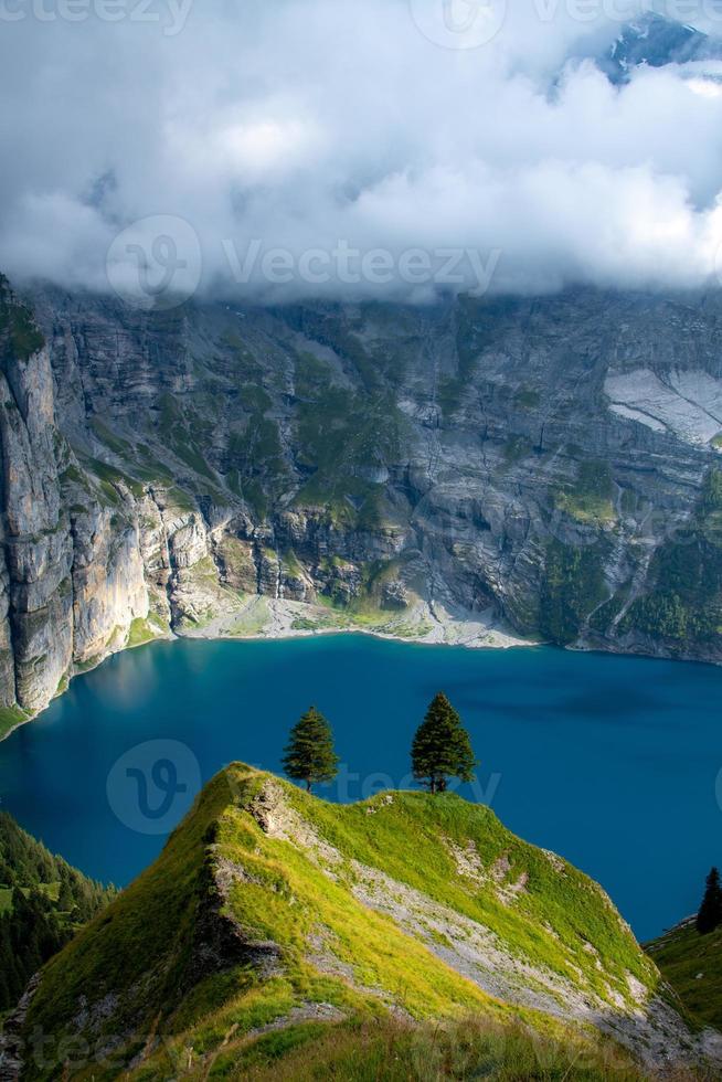un' blu montagna lago circondato di montagne foto