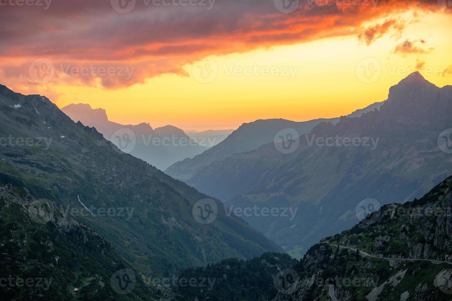 un' panorama di un' passaggio strada durante tramonto, il cielo è arancia foto