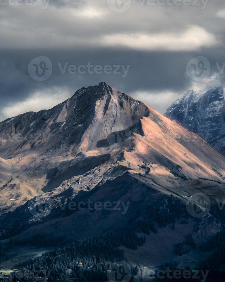 un' montagna sotto nuvoloso cielo foto