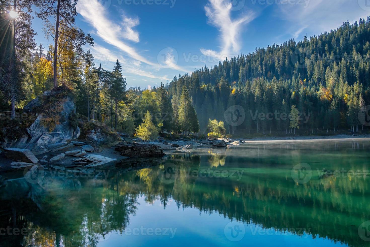 un' specchio lago quello riflette il foresta nel si foto