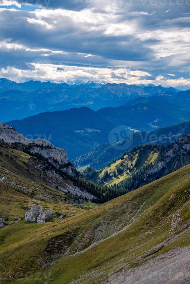 montagna paesaggio sotto nuvoloso cielo foto