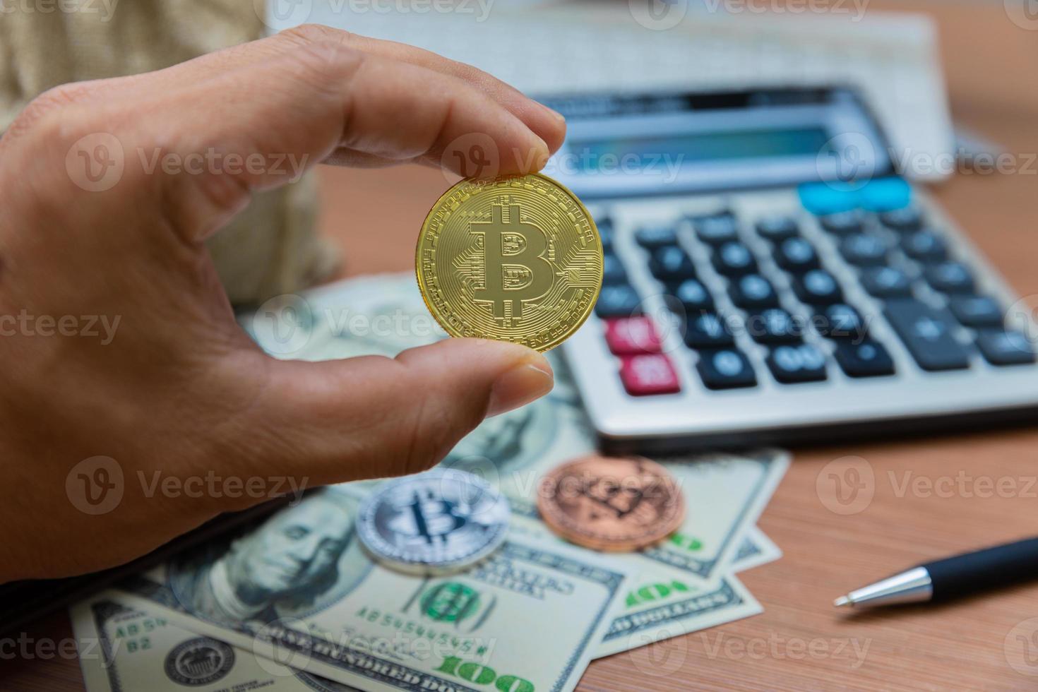 valute e bitcoin di investitori, commercianti foto