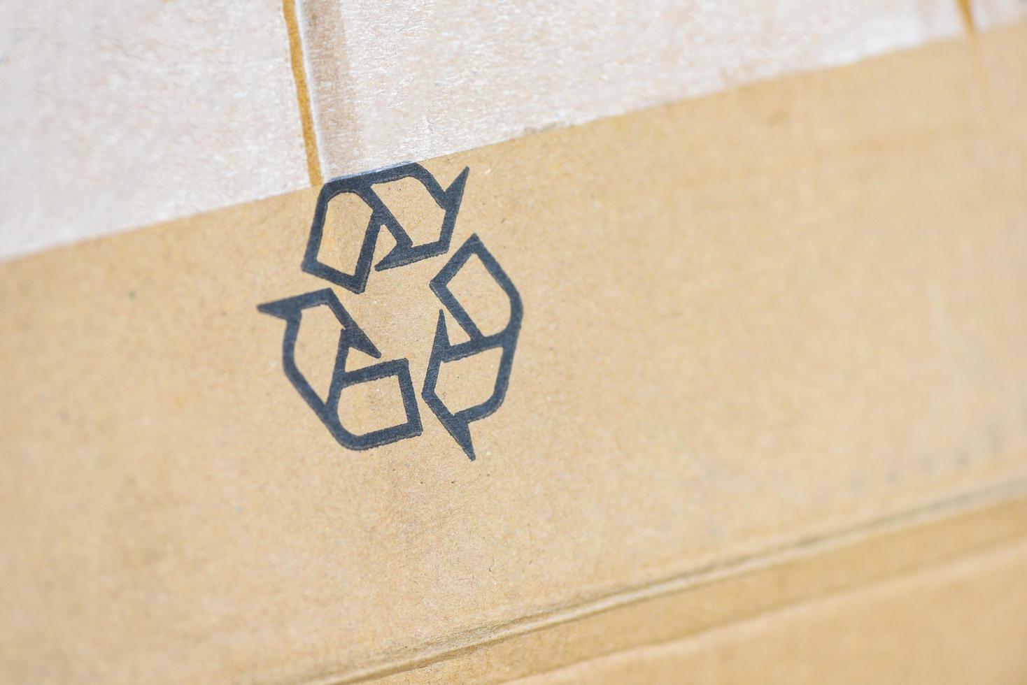 riciclare concetto - riciclare logo su pacco pacchetto cartone scatola foto