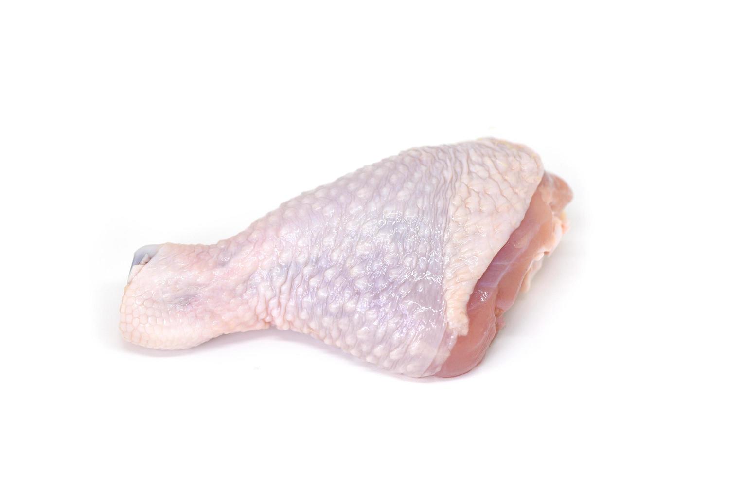 crudo pollo gamba isolato su bianca sfondo - fresco crudo pollo carne per cucinando cibo foto