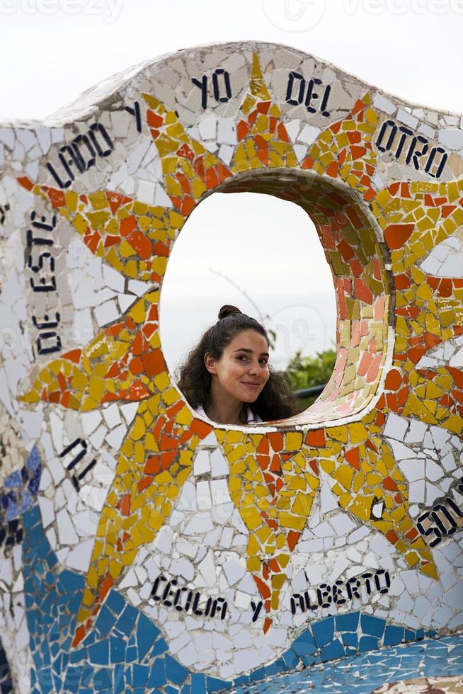 giovane donna al parque del amor a lima, in perù foto