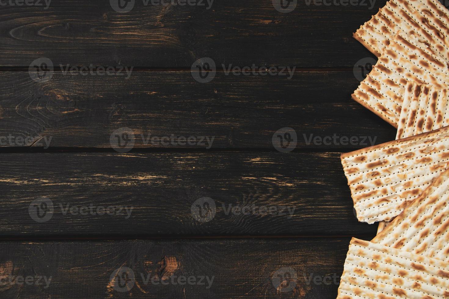 pane azzimo pane su un' buio di legno sfondo. contento pasqua. tradizionale ebraico religioso vacanza pesach. copia spazio. foto