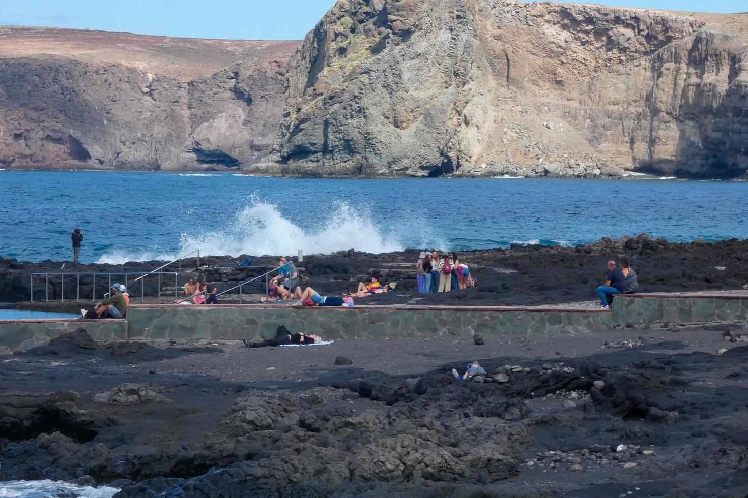 grande onde Crashing contro il rocce nel il oceano foto