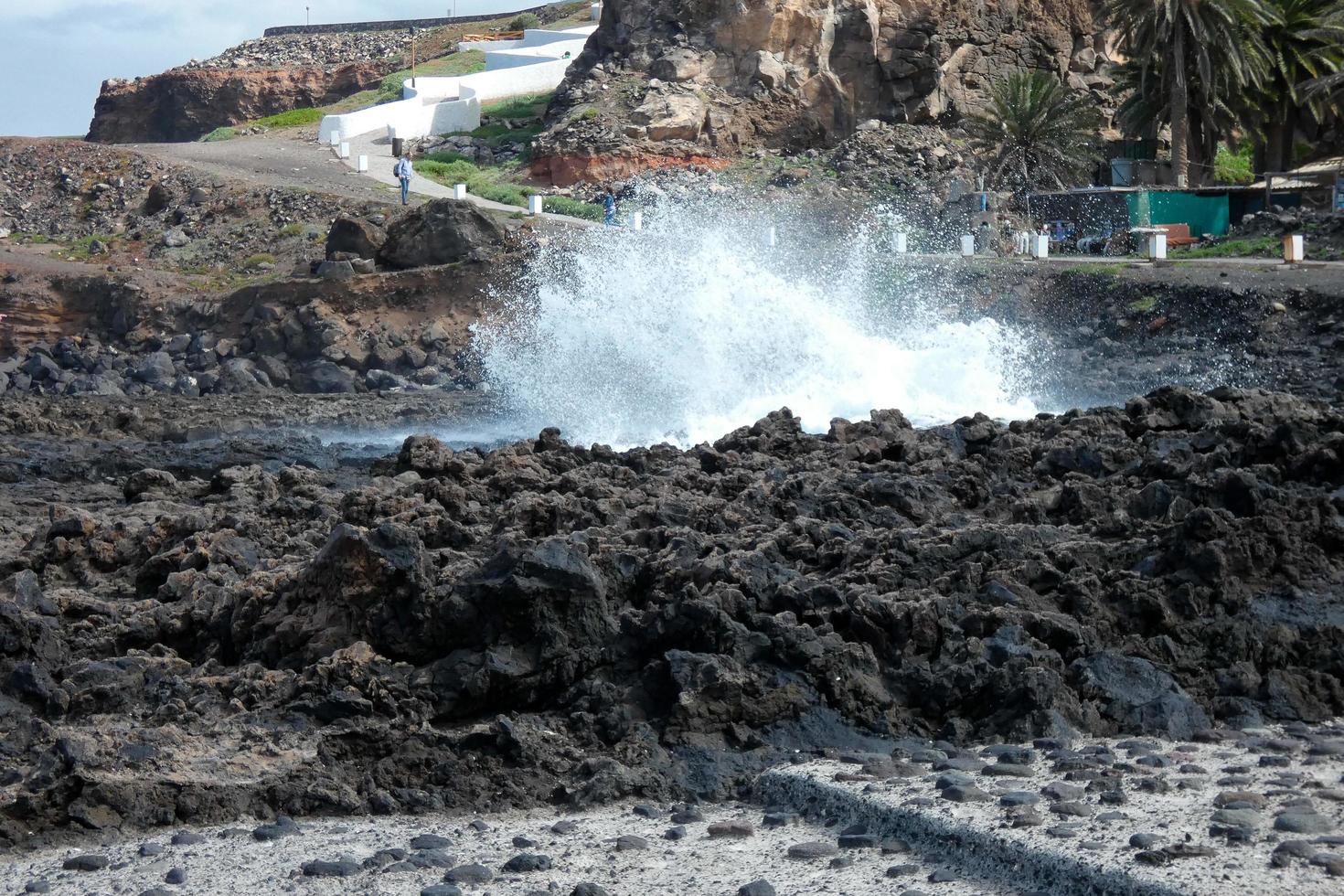 grande onde Crashing contro il rocce nel il oceano foto