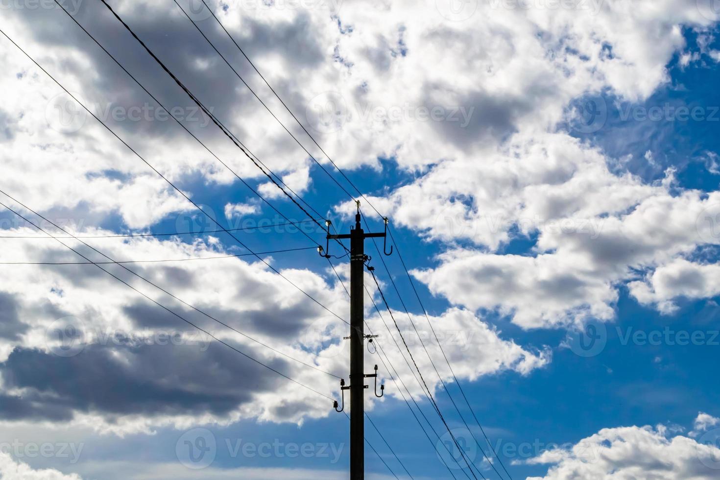 palo elettrico di potenza con filo di linea su sfondo colorato da vicino foto