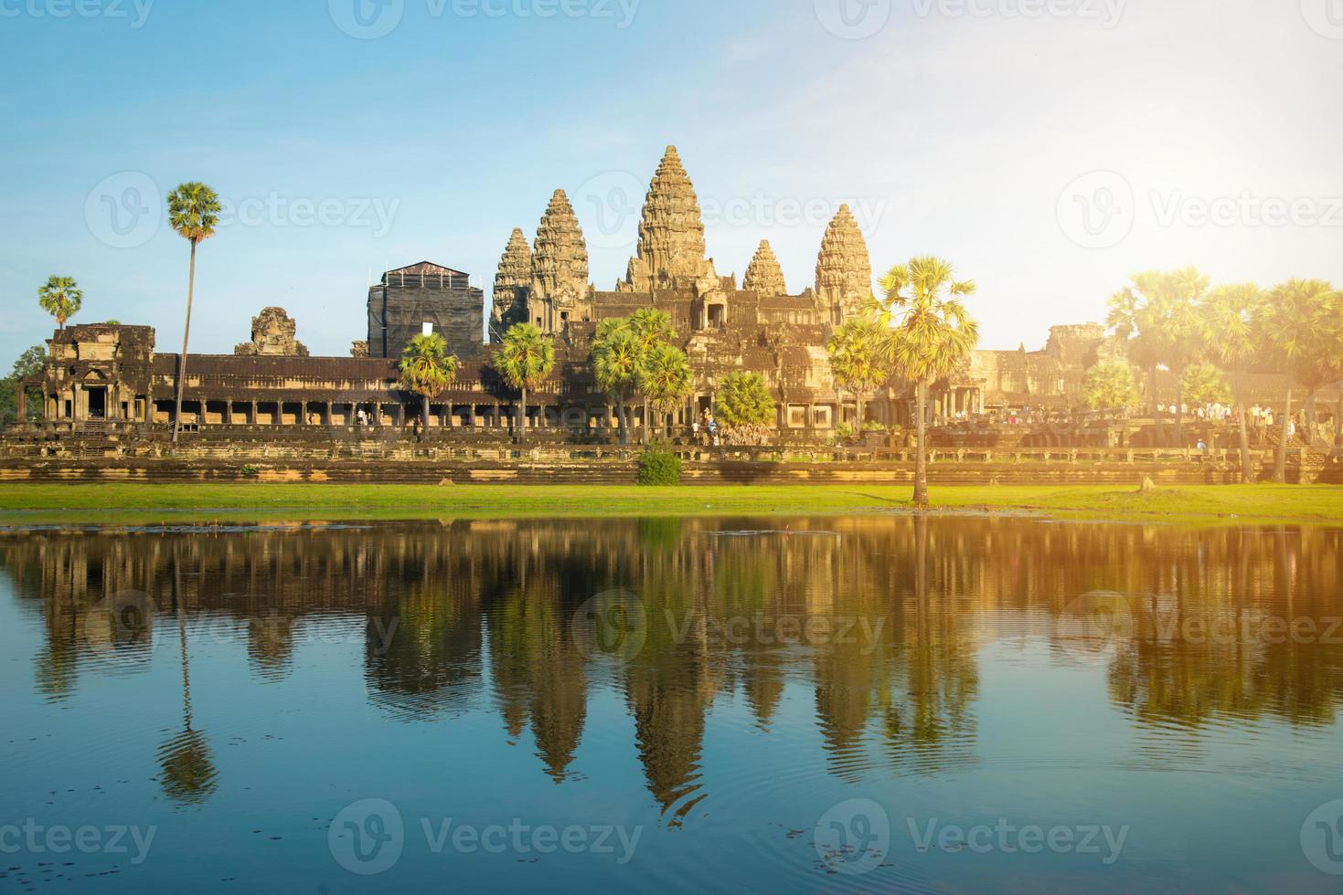 Angkor wat il maggiore religioso tempio nel il mondo, uno di il maggior parte famoso unesco mondo eredità siti di siem raccogliere nel Cambogia. foto