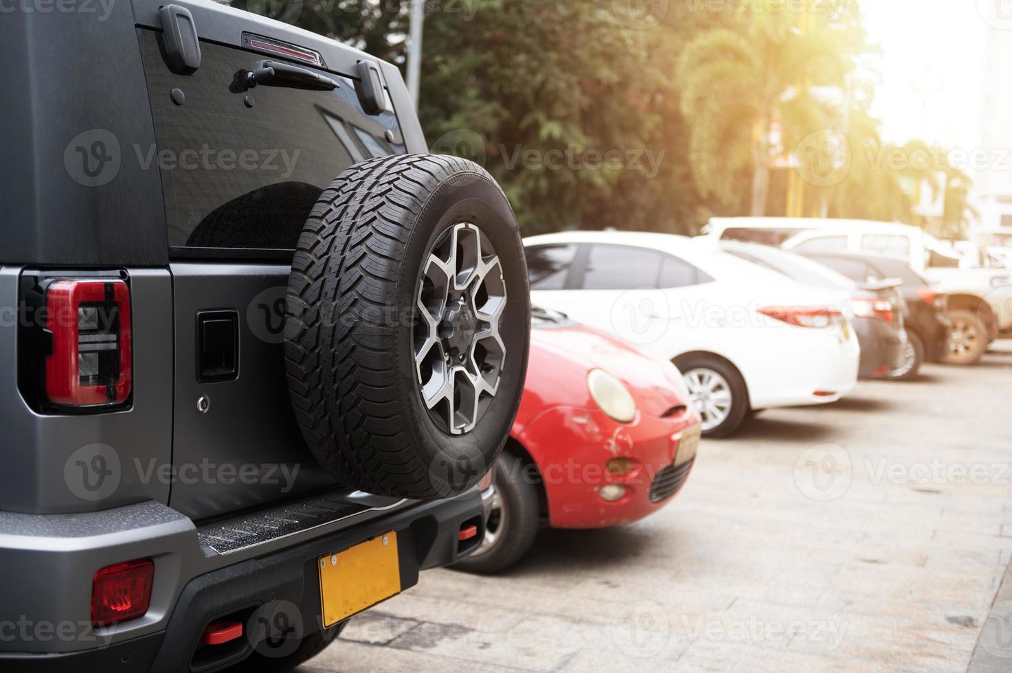 auto scorta pneumatico, scorta ruota o fuori strada posteriore pneumatico parcheggiata nel un' shopping centro commerciale nel Laos, Asia foto