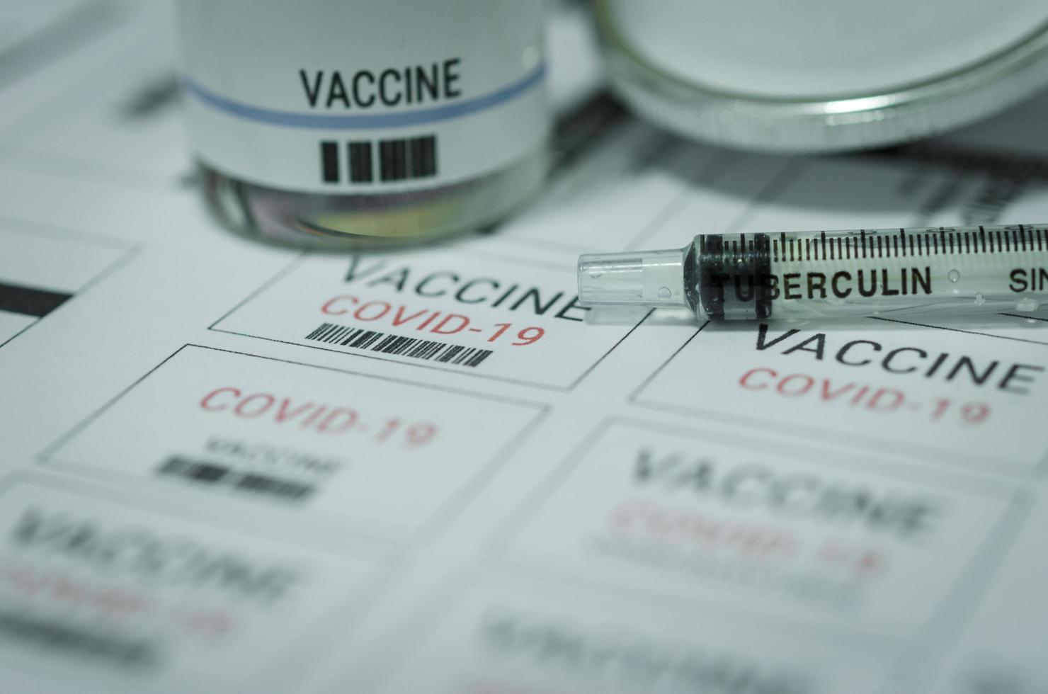 etichette per vaccini covid foto