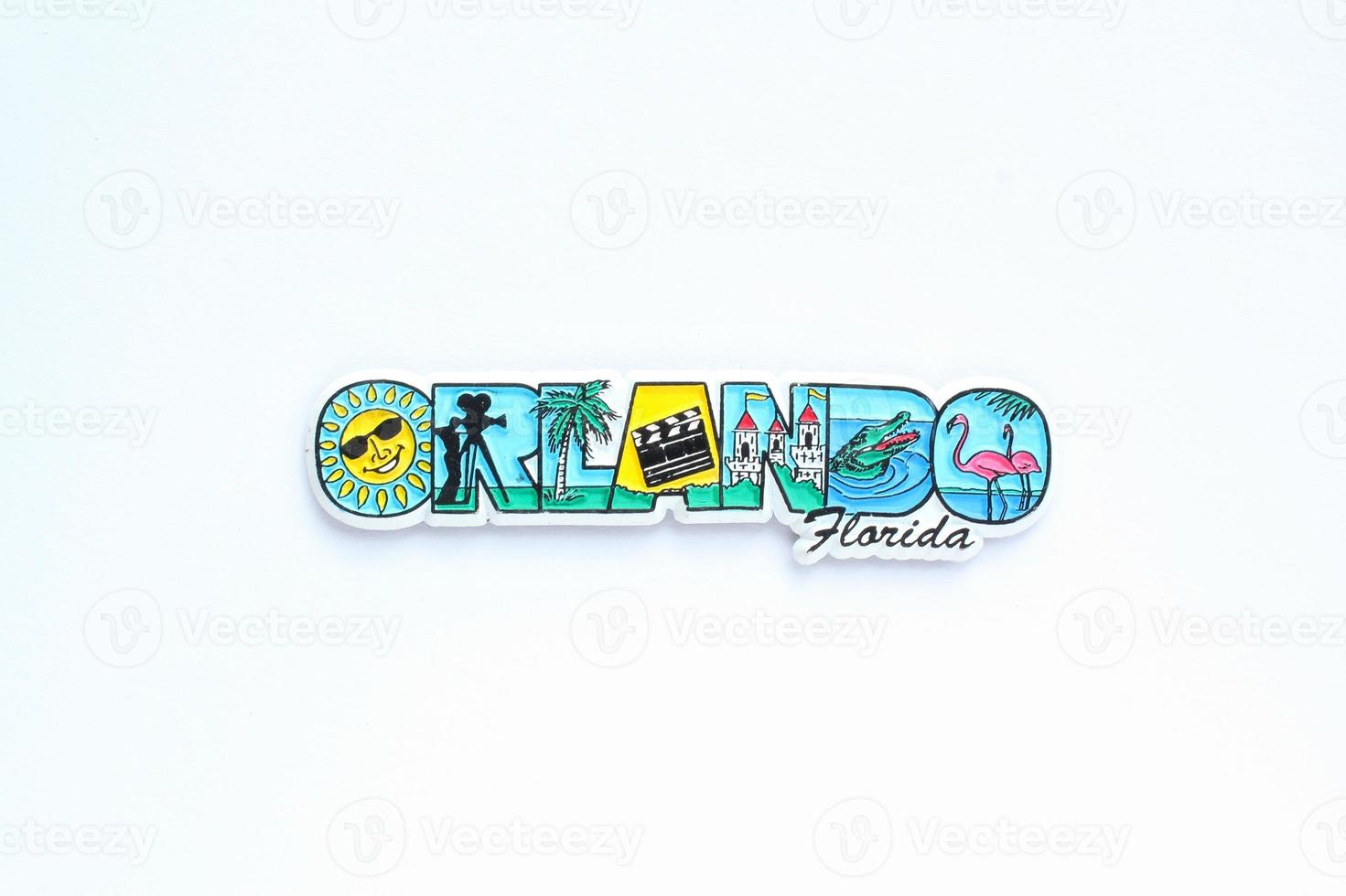 colorato pvc souvenir frigo magnete di Orlando, Stati Uniti d'America su bianca sfondo. viaggio memoria concetto. regalo tipico Prodotto per turisti a partire dal straniero viaggio. casa decorazione. superiore Visualizza, piatto posizione, vicino su foto