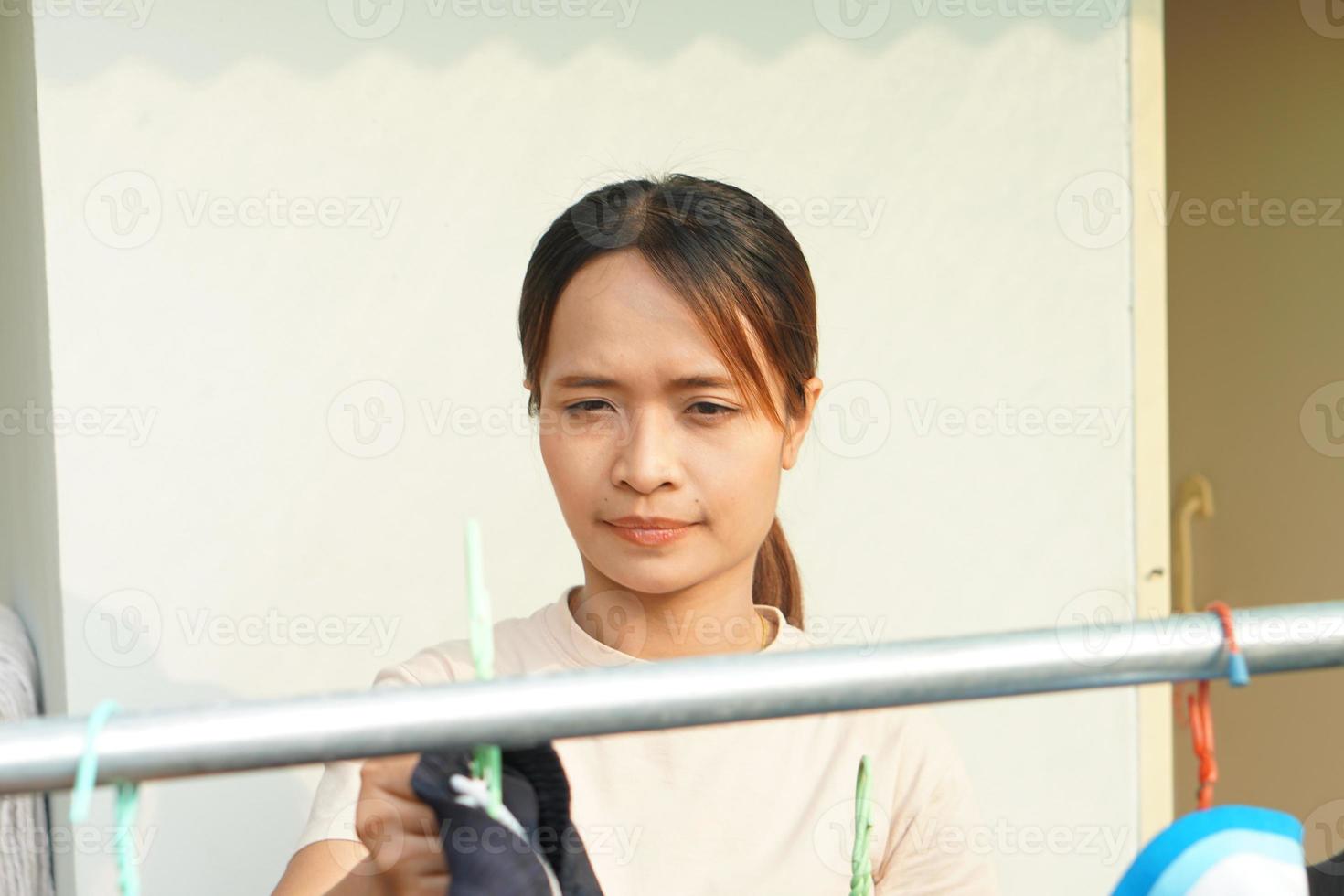 asiatico donna essiccazione Abiti nel il sole foto