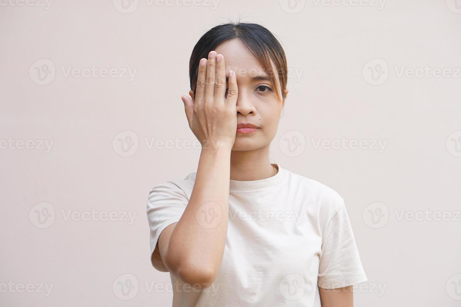 asiatico donna ha dolorante occhi foto