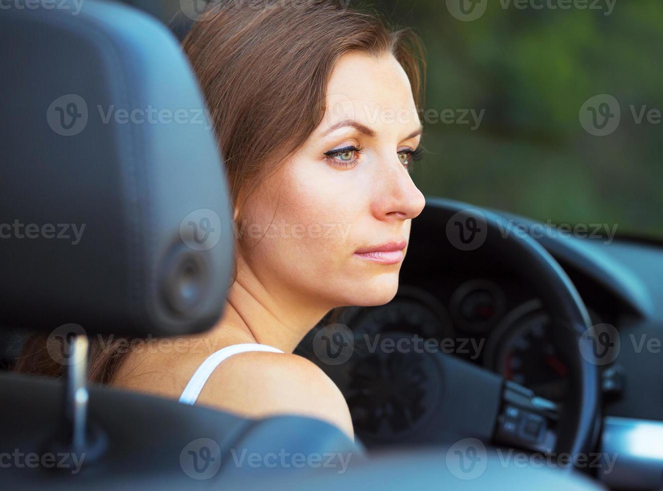 donna caucasica in un cabriolet foto