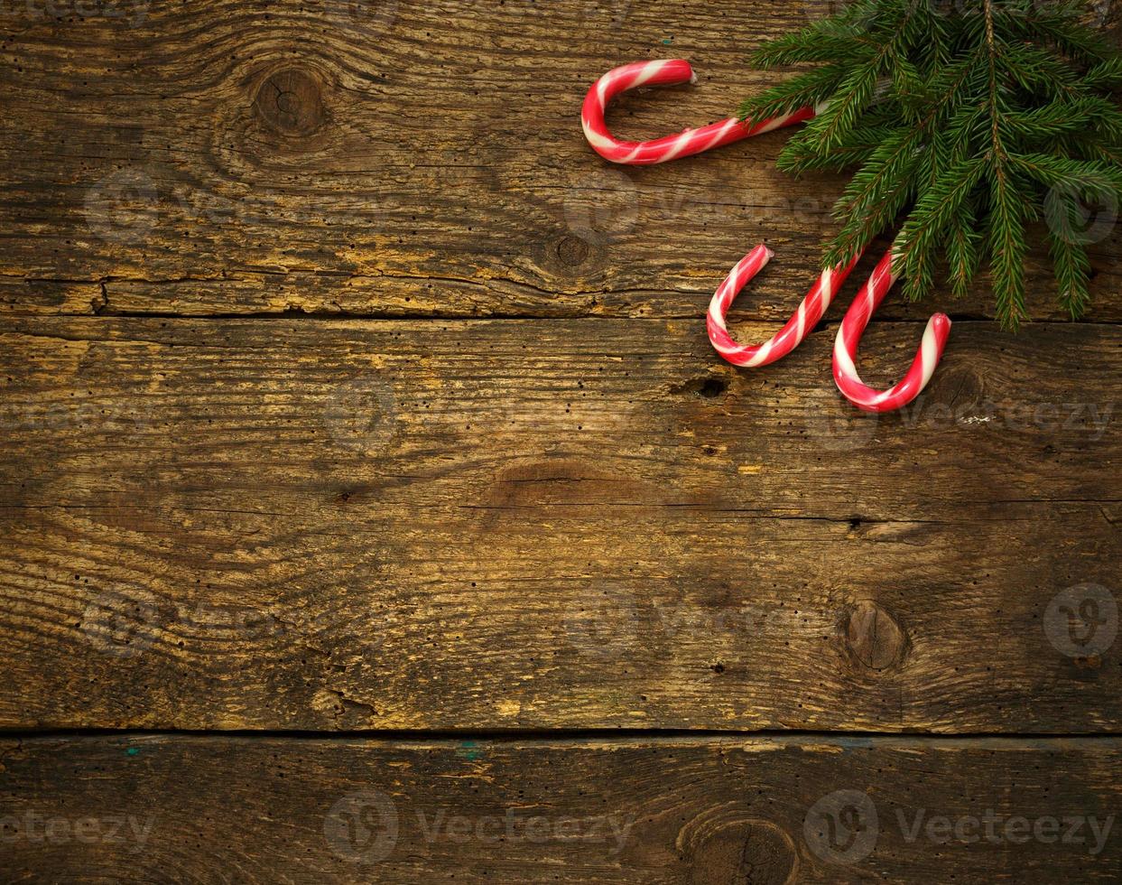 Natale albero rami con caramella canne su di legno struttura pronto per il tuo design foto