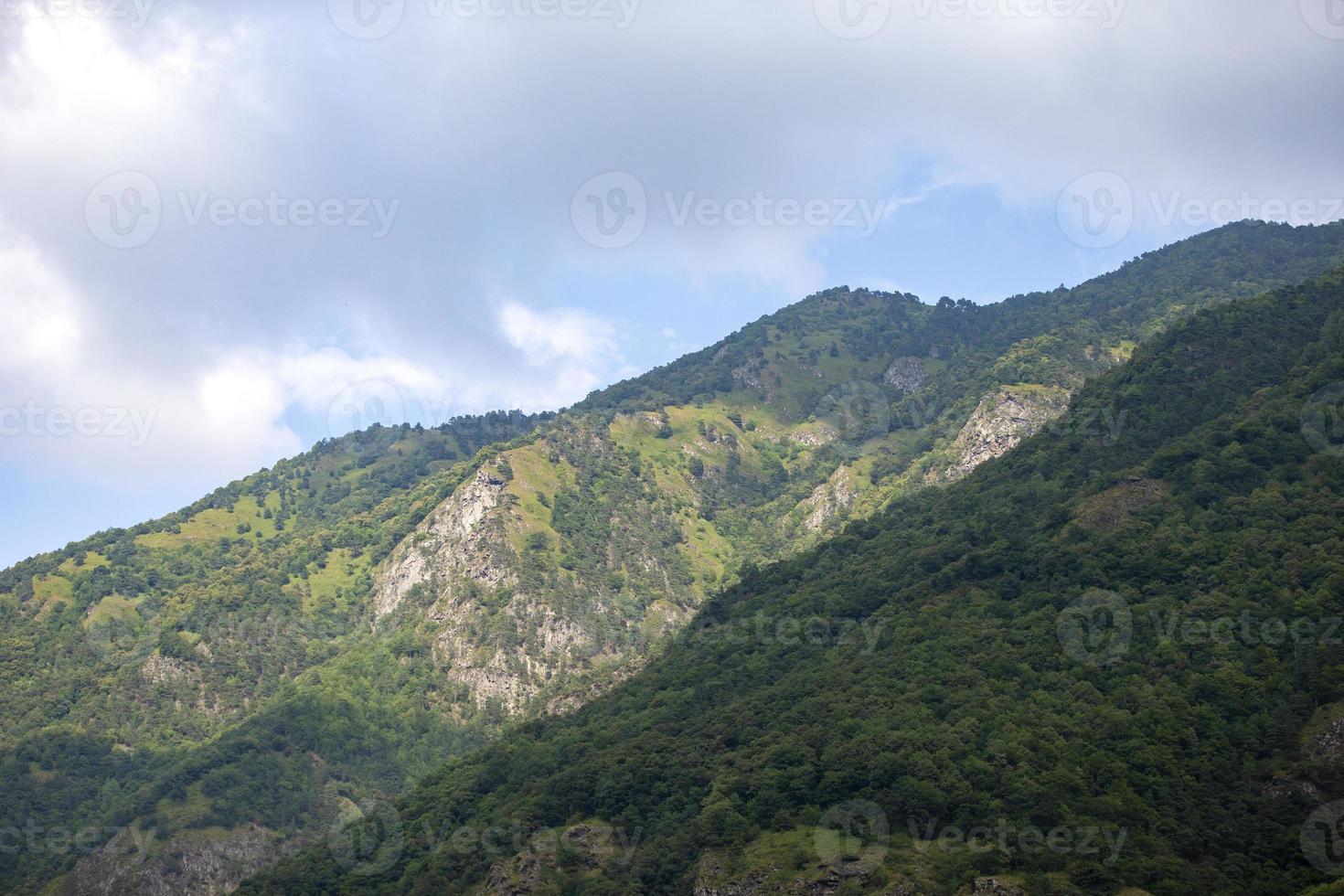 montagna paesaggio. montagne con vegetazione contro il blu cielo. foto