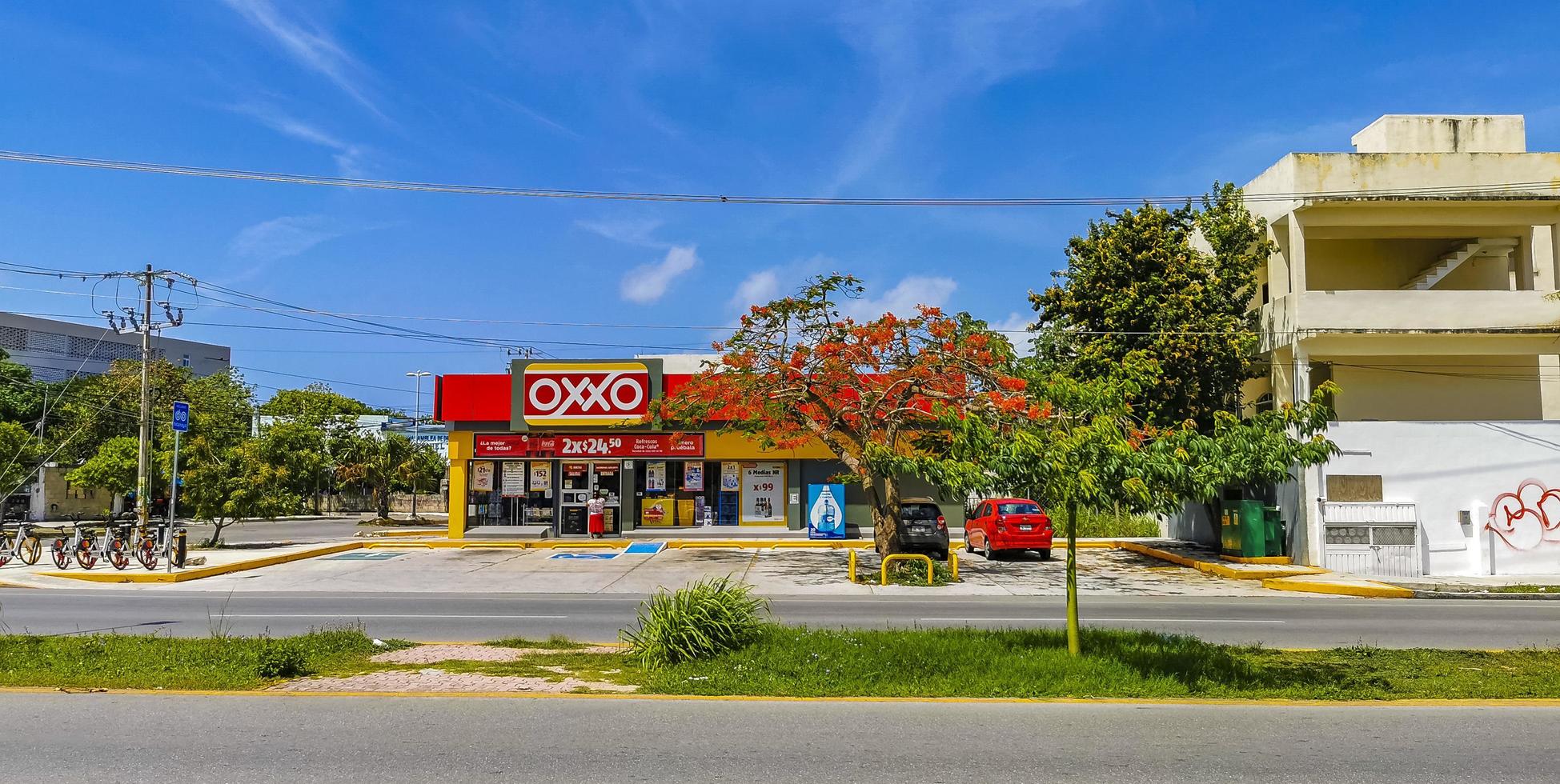 playa del Carmen quintana roo Messico 2021 oxxo supermercato negozio memorizzare a strada strada gas stazione Messico. foto