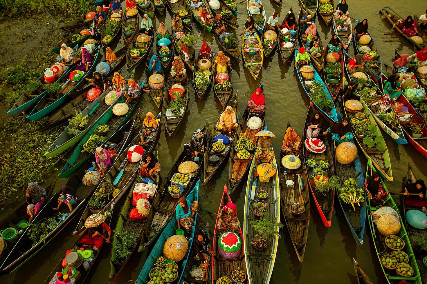 banjarmasin, Indonesia - settembre 25, 2021, il atmosfera di il tradizionale galleggiante mercato Festival tutti Locale residenti uso Barche o canoe per folla il fiume per eseguire attrazioni per visitatori. foto