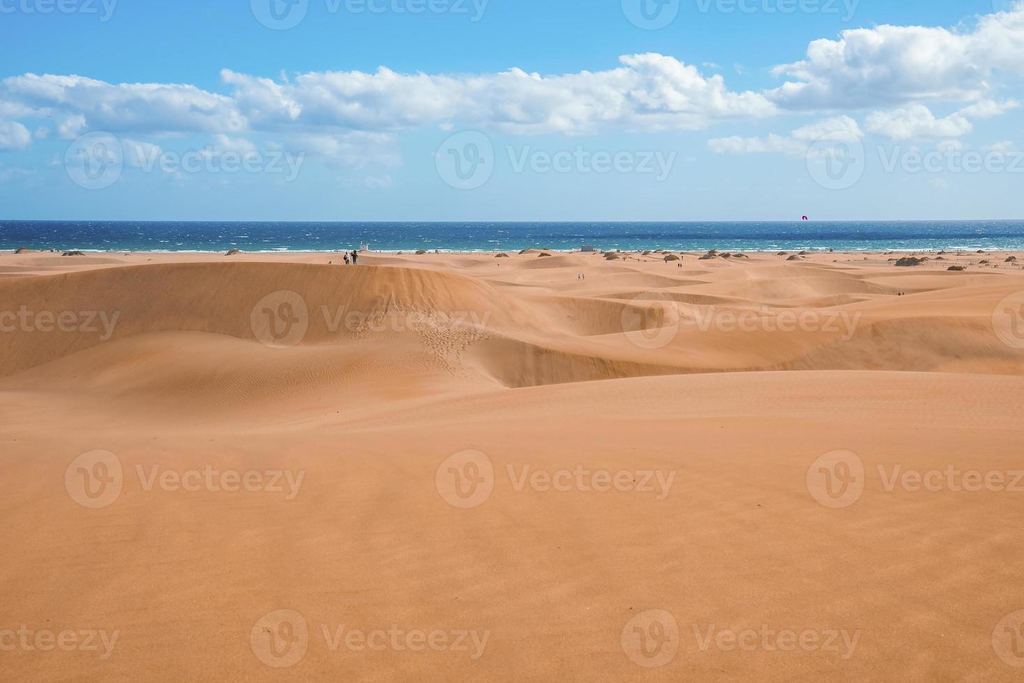 mare e deserto sabbia duna con nuvoloso cielo su un' luminosa soleggiato giorno foto