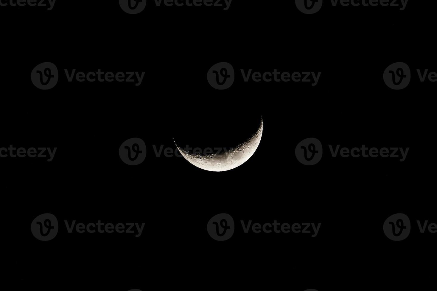 buio notte cielo con splendente mezzaluna Luna foto