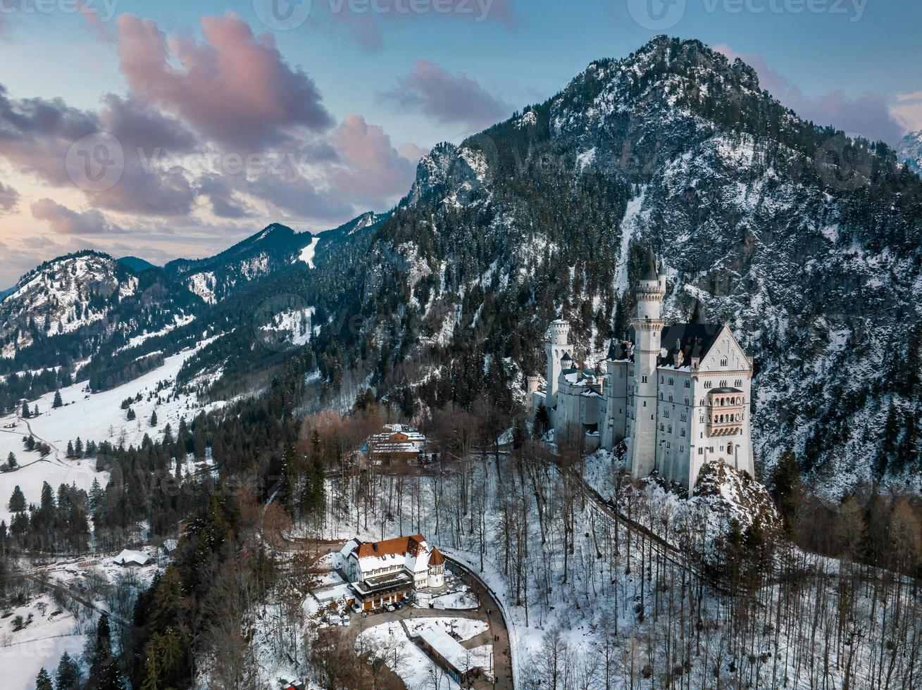 aereo Visualizza di il neuschwanstein castello o schloss neuschwanstein su un' inverno giorno foto