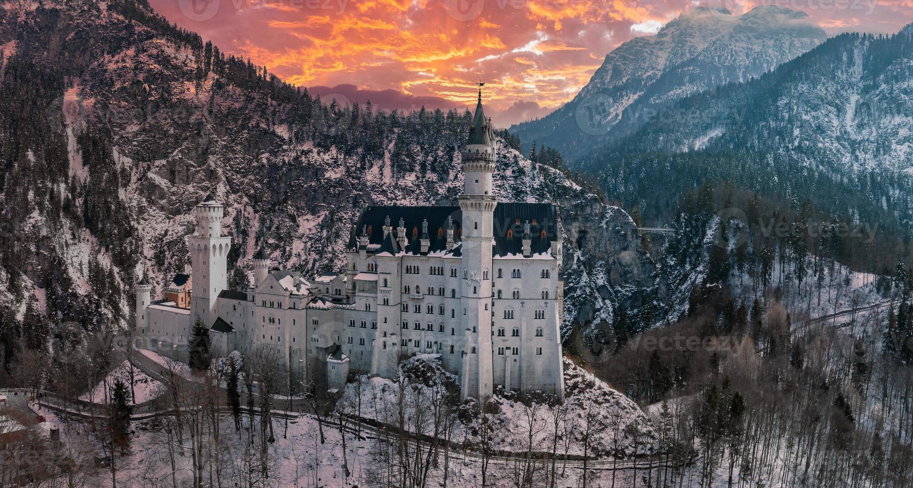 aereo Visualizza di il neuschwanstein castello o schloss neuschwanstein su un' inverno giorno foto