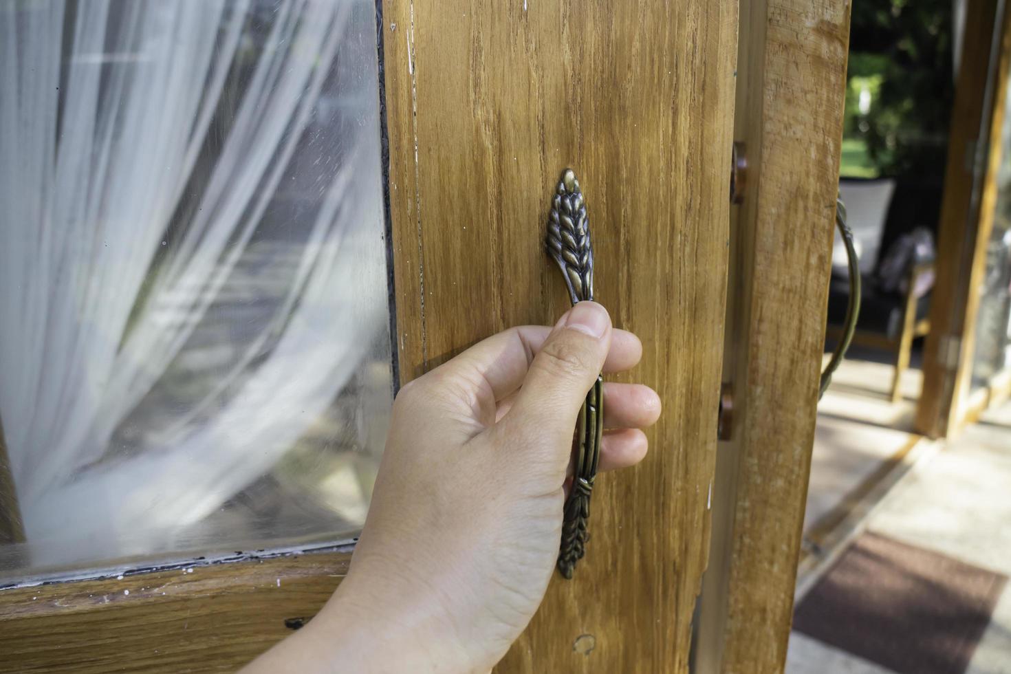 la mano della donna sulla porta foto