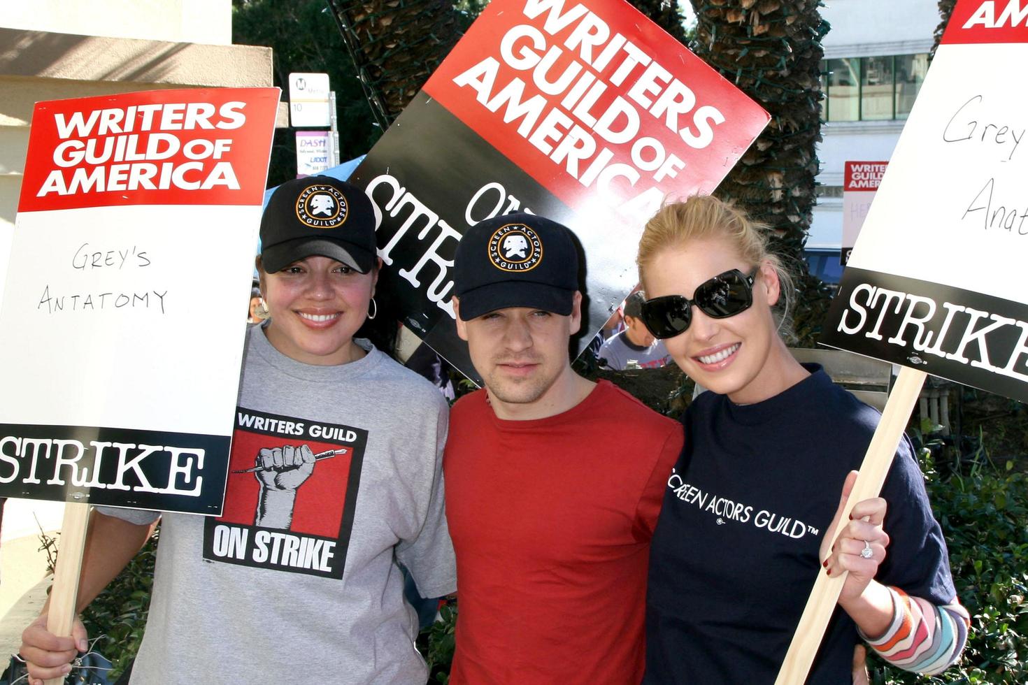 sara ramirez tr cavaliere katherine heiglactors supporto wga sciopero fondamentale studiosdicembre 12 2007los angeles ca2007 foto