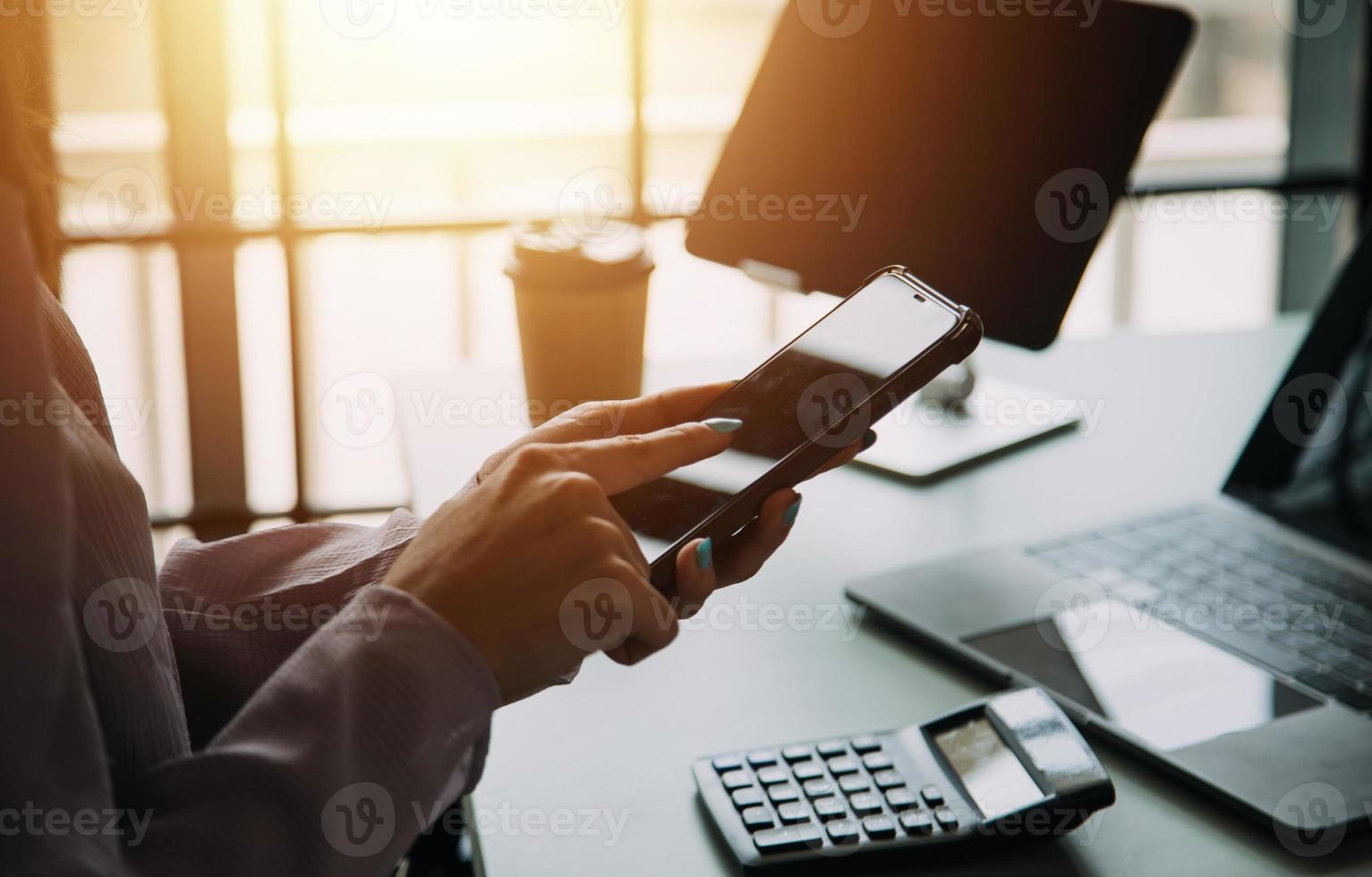 giovane adulto contento sorridente ispanico asiatico alunno indossare cuffie parlando su in linea Chiacchierare incontro utilizzando il computer portatile nel Università città universitaria o a virtuale ufficio. Università femmina alunno apprendimento a distanza. foto