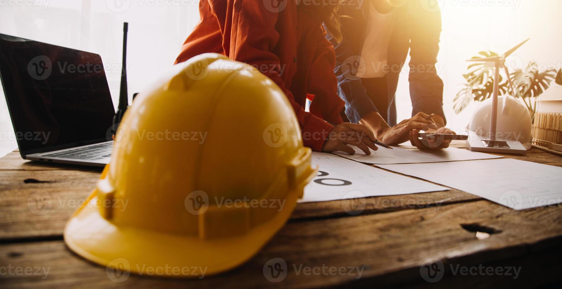 Due attività commerciale uomo costruzione luogo ingegnere. ingegneria oggetti su posto di lavoro con partner interagendo su sfondo foto