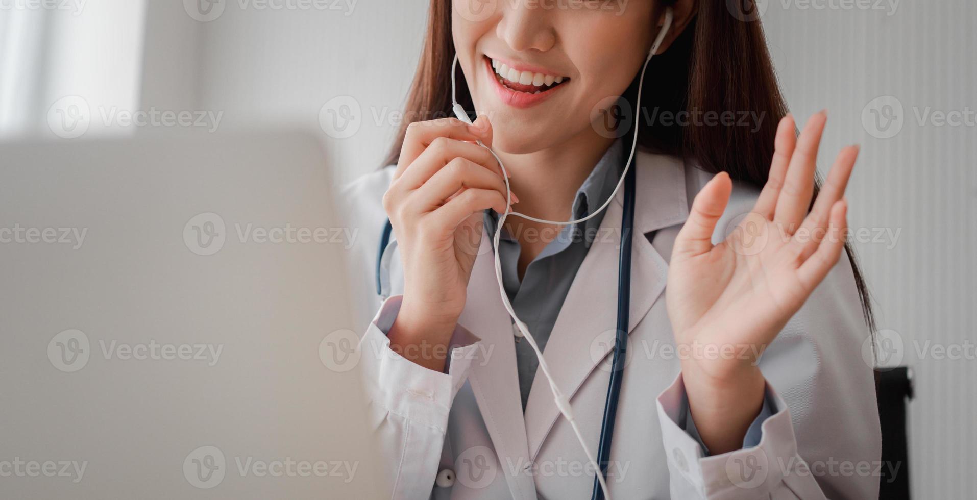 la dottoressa asiatica è online in visita con un paziente sull'applicazione Internet e ascolta i sintomi e spiega come trattare la malattia iniziale, concetto di tecnologia medica. foto