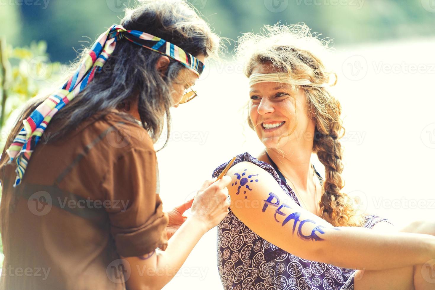 body painting per ragazze hippie abbastanza libere, foto effetto vintage